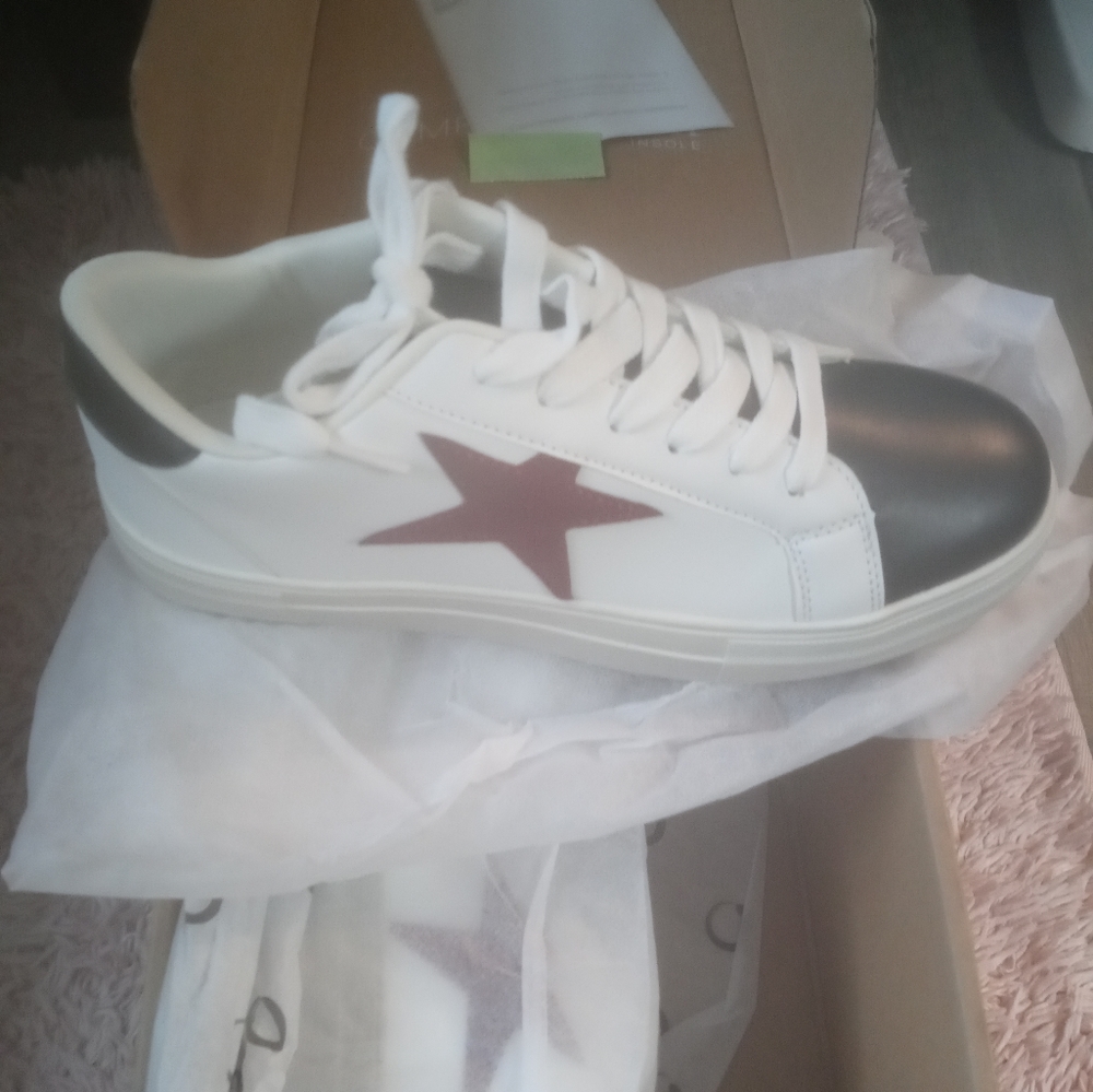 Sneakers - Picture 6 of 7